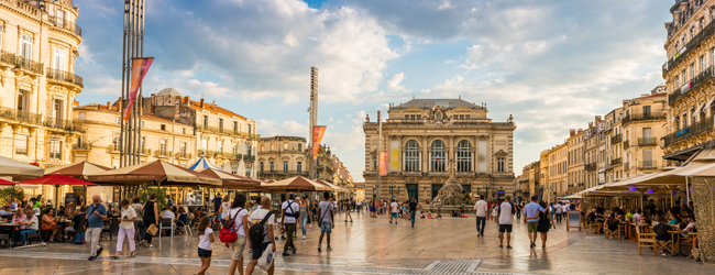 LISA-Sprachreisen-Schueler-Franzoesisch-Frankreich-Montpellier-Altstadt-Hauptplatz-Cafes-Menschen