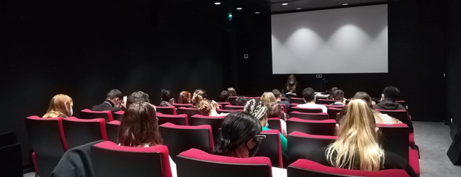 LISA-Sprachreisen-Schueler-Franzoesisch-Frankreich-Schule-Kino-Saal-Dunkel-Film