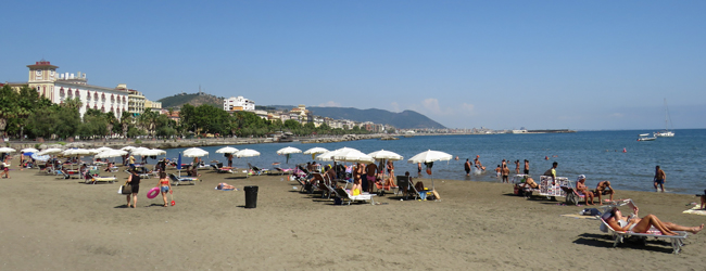 LISA-Sprachreisen-Schueler-Italienisch-Italien-Salerno-Strand-Meer-Sonnenschirm-Liege