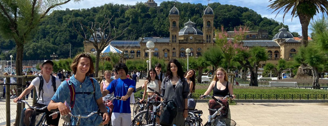 Fahrradausflug in San Sebastian bei einer Schülersprachreise Eine Gruppe von Schülern mit Fahrrädern in San Sebastian bei einem Ausflug