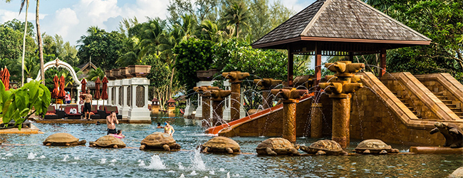 LISA-Sprachreisen-Thailaendisch-Thailand-Phuket-Lagune-Baden-Wasser-Wasserspiele-Pagode-Sonne-Meer