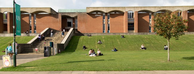 LISA-sprachreisen-Schueler-Englisch-England-Brighton-Campus-Gelaende-Park-Freizeit-Pause