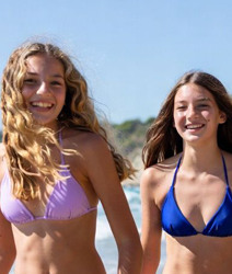 Zwei Schülerinnen am Strand während einer LISA! Sprachreise genießen gemeinsam das Meer und die Sonne